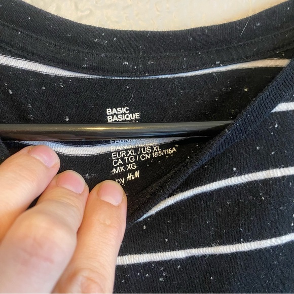 H&M XL Black and White Striped and Textured tshirt - Picture 4 of 4